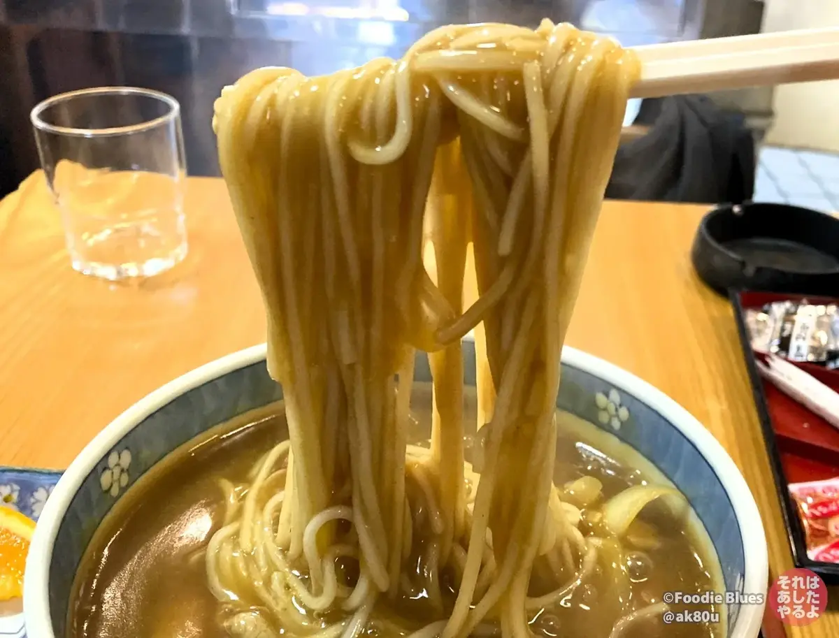 東中野の老舗そば屋「松屋」の「カレー南ばんそば」麺リフト