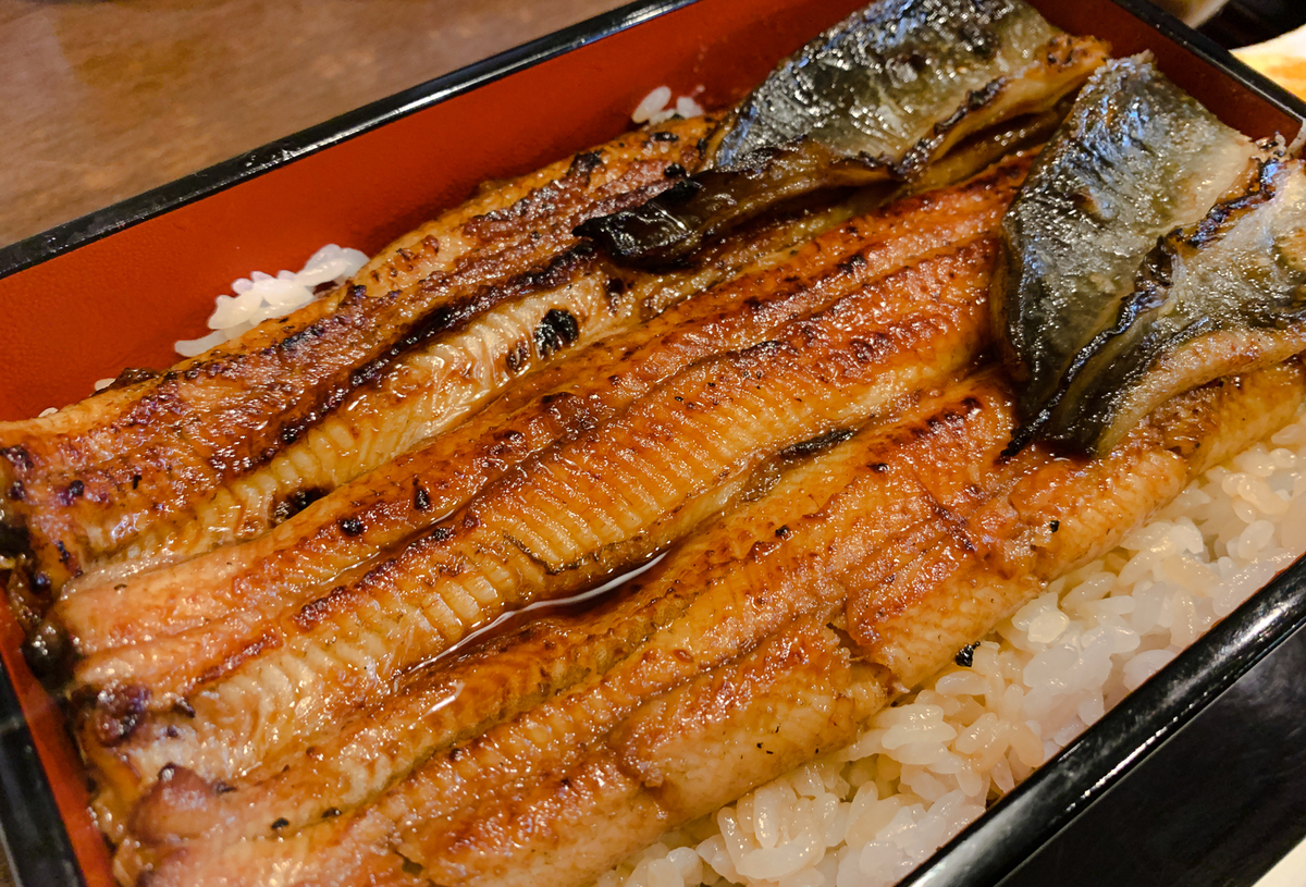 ふっくら肉厚な蒲焼に、甘めのタレが控えめにかかる