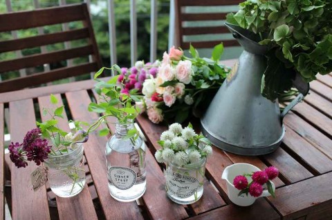 １００円の花でおウチ時間をほんわか愉しむスキル 花と暮らすパリのアパルトマン ジュウ ドゥ ポゥム 猫のメメとモエ