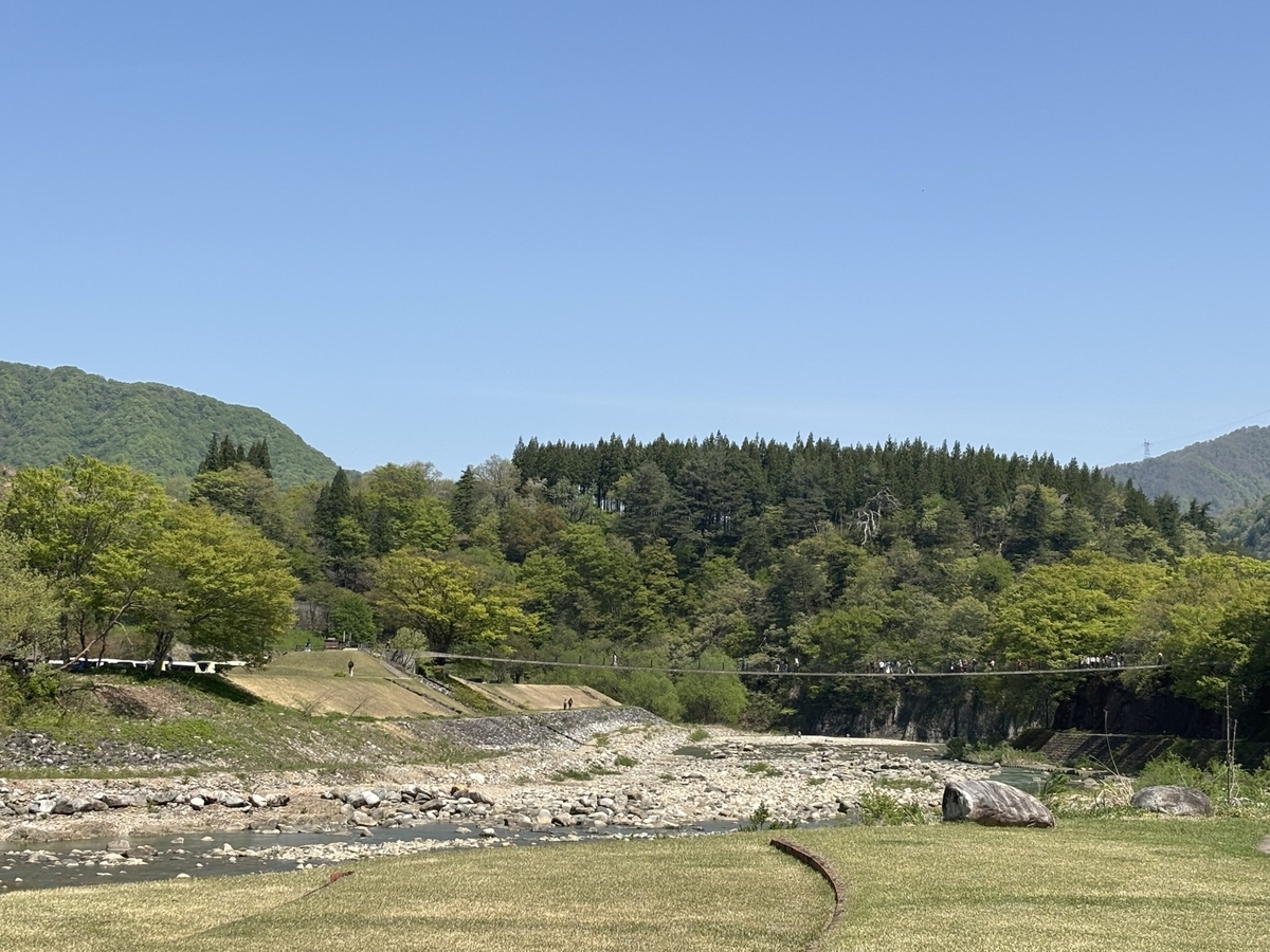 白川郷のであい橋と周囲の山あい風景