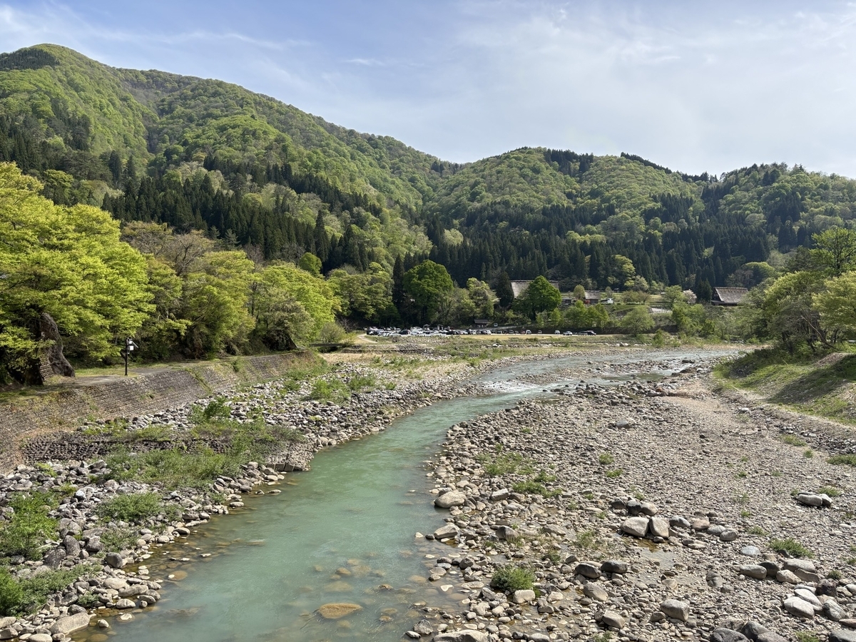 白川郷を流れる澄んだ川と自然の水流