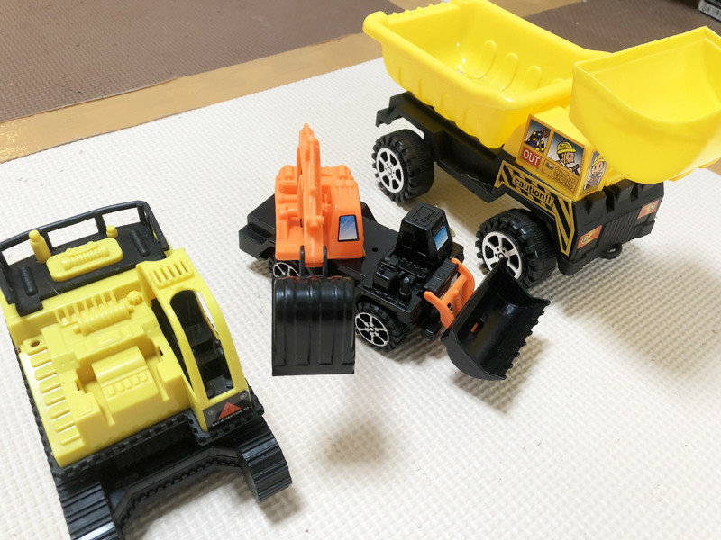 100均のはたらくくるまは意外と子供が遊んでくれるギミックてんこ盛りなおもちゃ ボーダレス