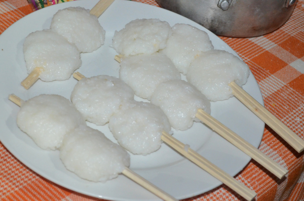割りばしにご飯を付ける