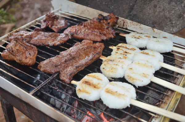 BBQコンロで肉と一緒に五平餅を焼く