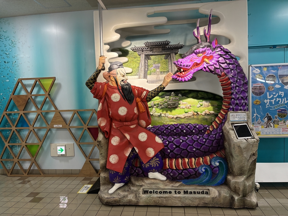 萩・石見空港　石見神楽のモニュメント
