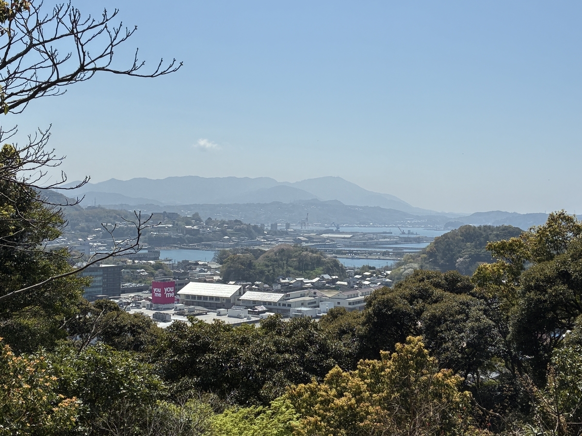 浜田城本丸跡から浜田の町の西側を遠望