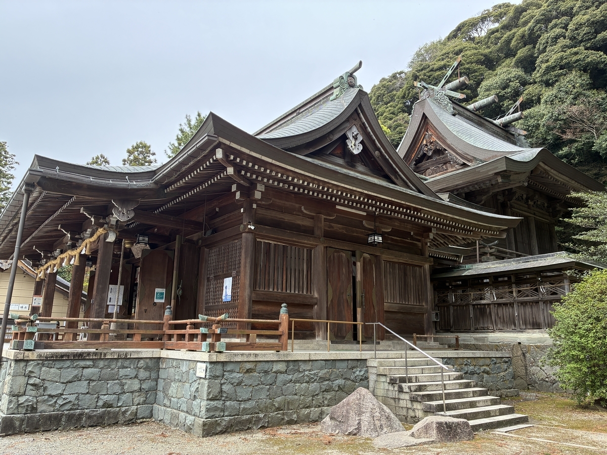 物部神社 拝殿と本殿