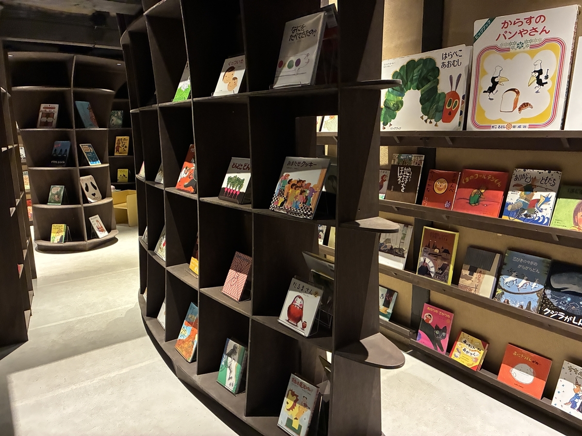 えほんのどうくつ 200冊もの絵本が並ぶ