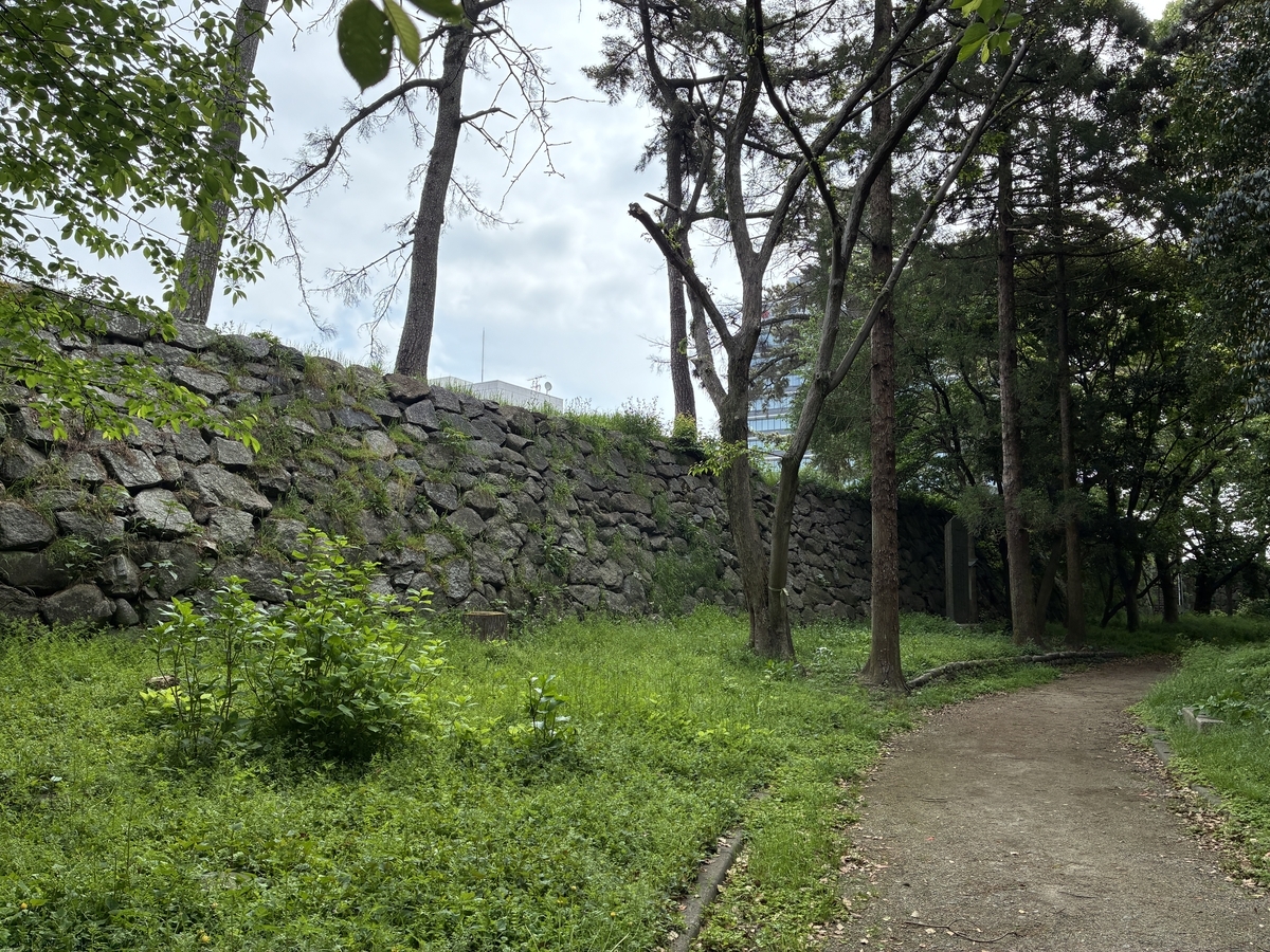 津城本丸跡から土塀が並んでいたであろう石垣
