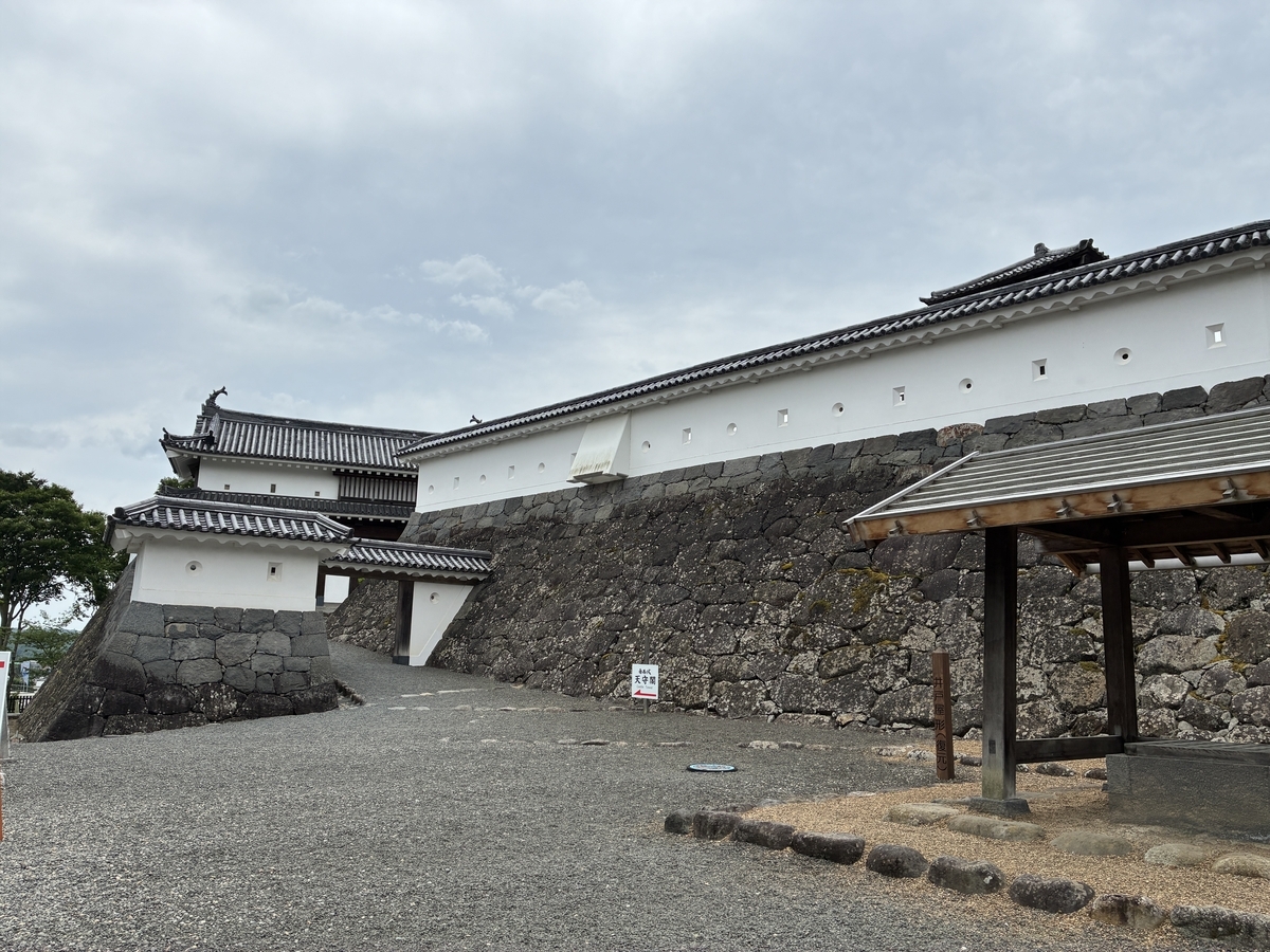 白石城 復元された井戸屋形、土塀、一ノ門