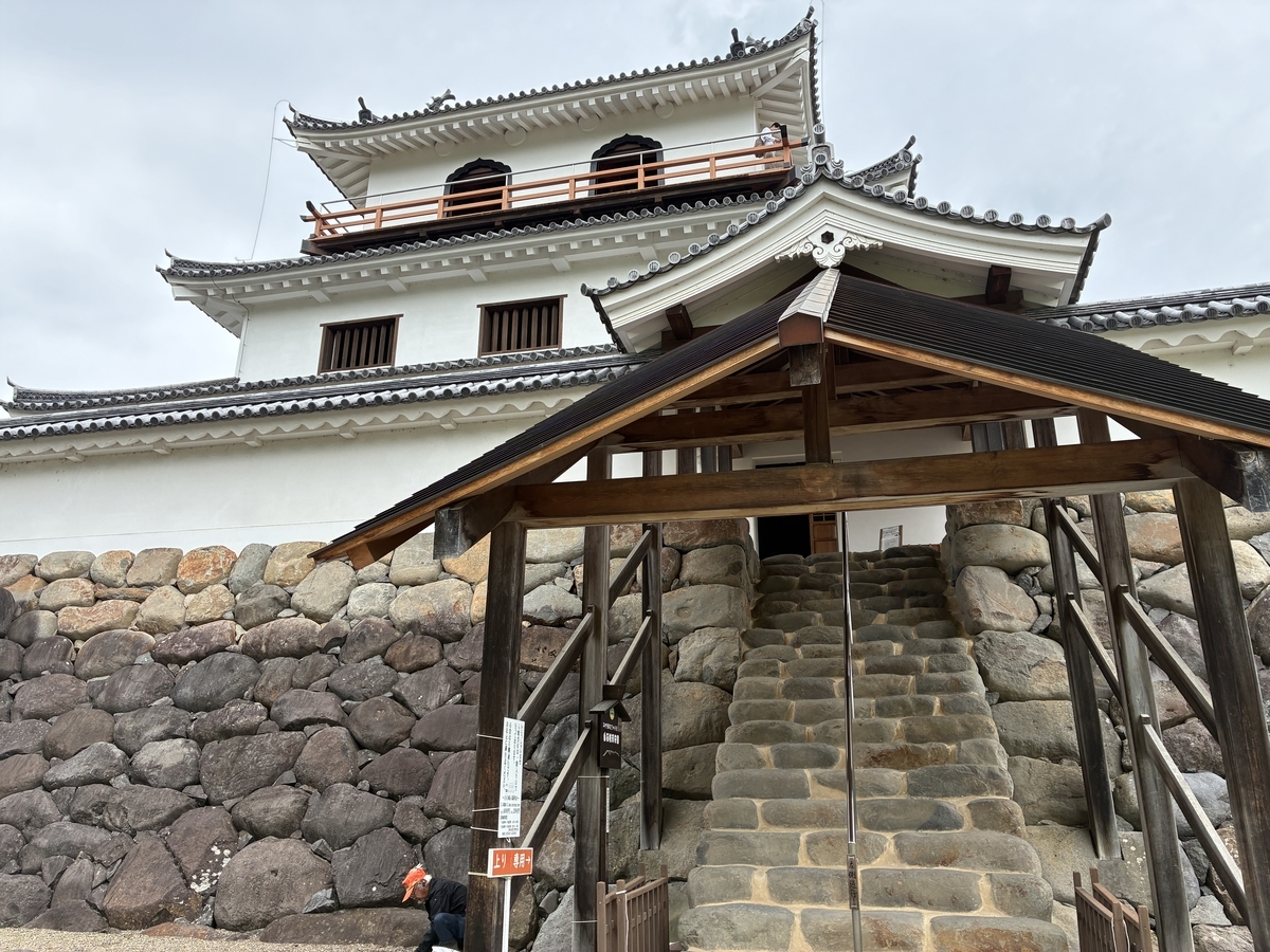 白石城 復元天守入口