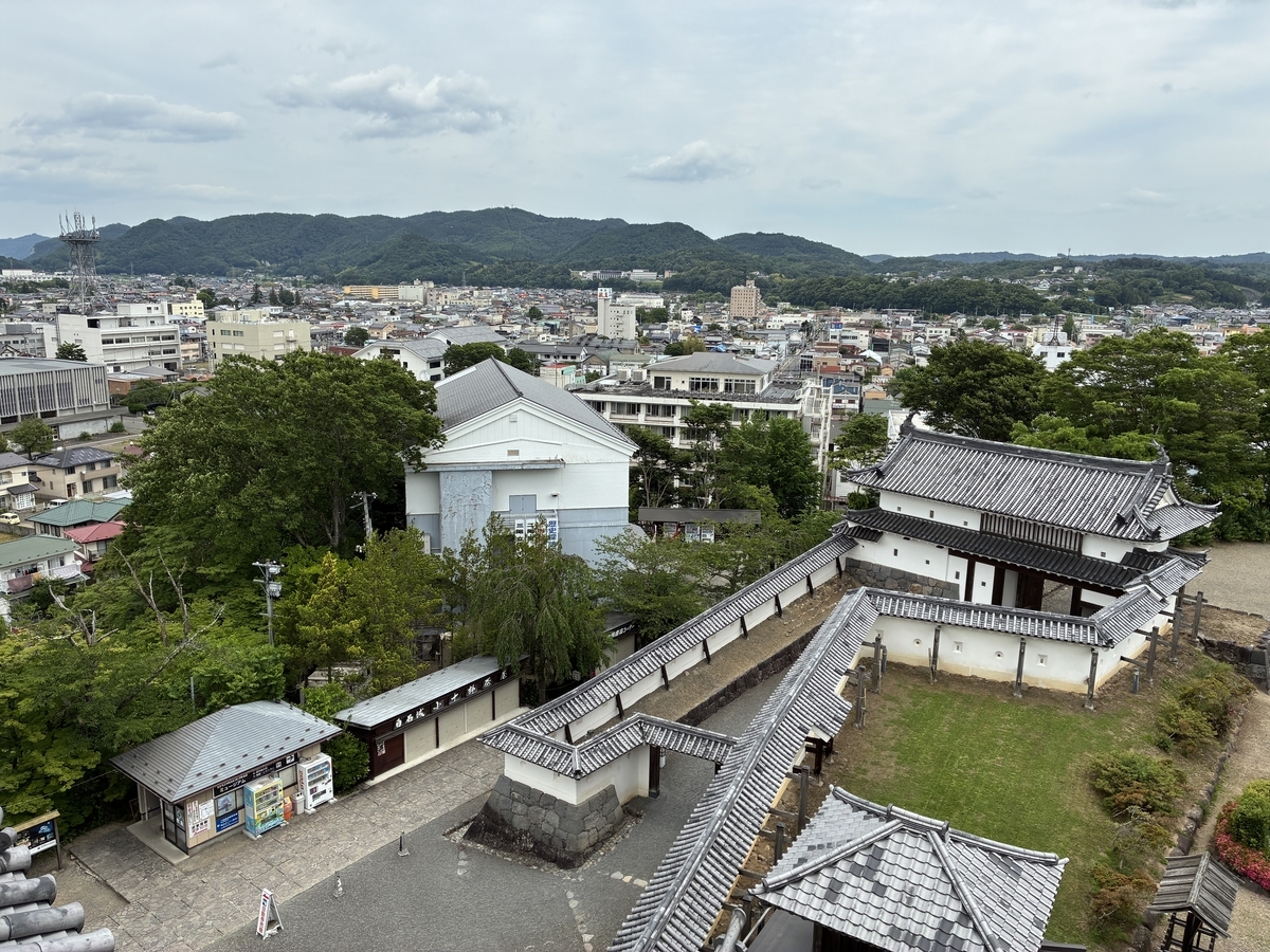 白石城 桝形を天守から眺める