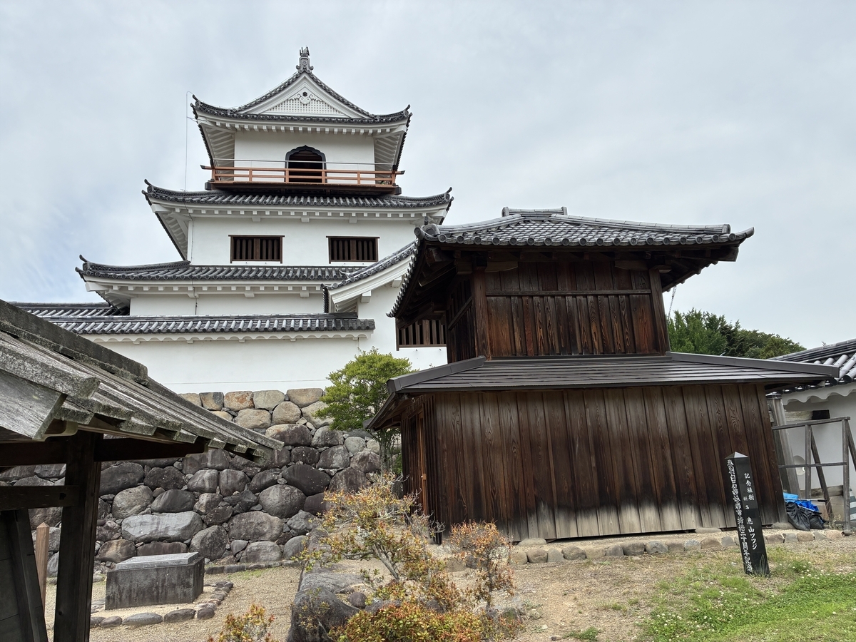 白石城の鐘堂と天守を眺める。