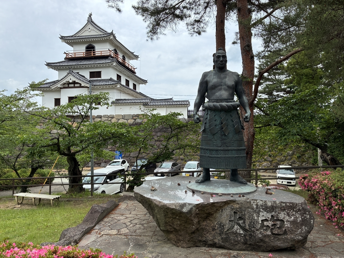 白石城二の丸跡 横綱大砲銅像と木造復元天守