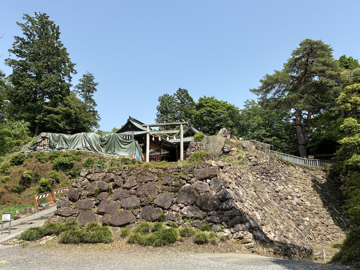 唐沢山城二の丸から本丸石垣を眺める。