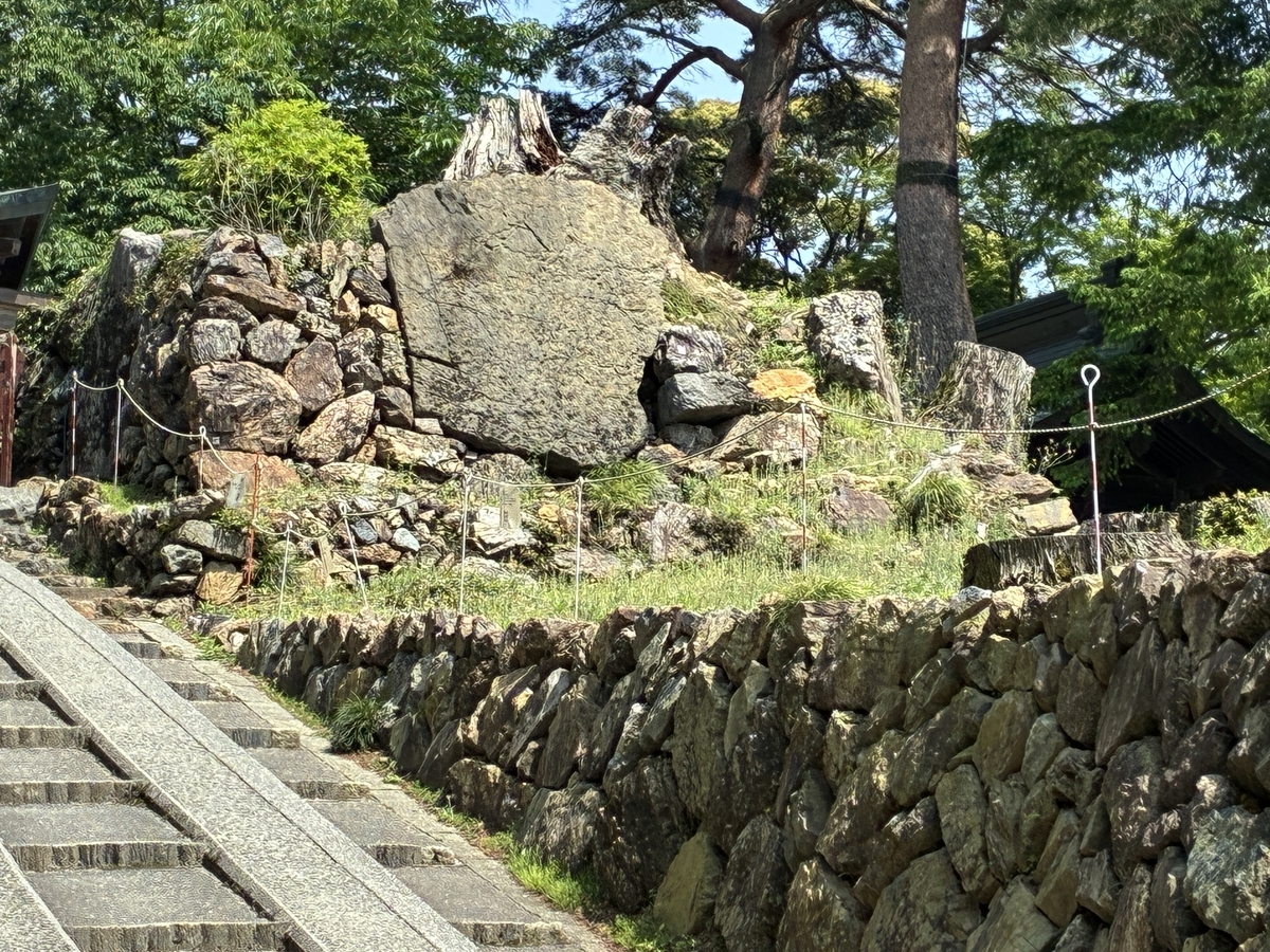 唐沢山城 本丸石垣。鏡石を配置している。