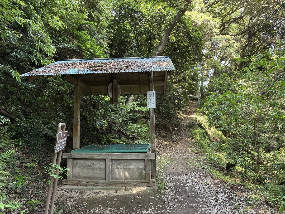 唐沢山城 車井戸。深さ25m余りと言われる。