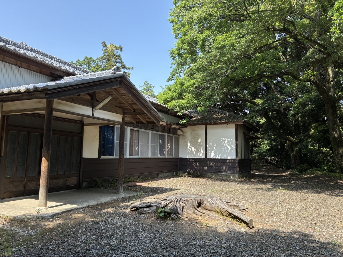 唐沢山城 金の丸ロッジ。遺構を産めて建てられている。