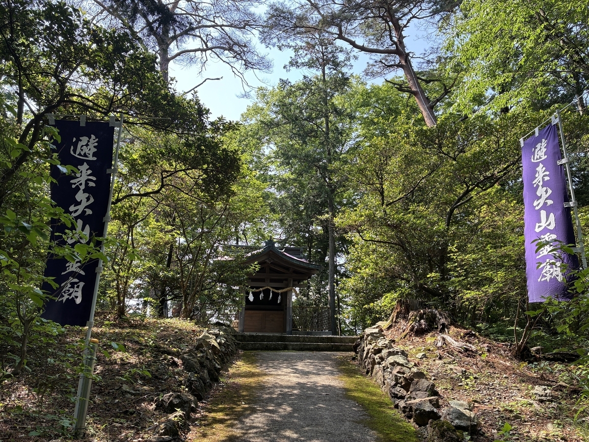 唐沢山城 主郭部とは独立した曲輪にある避来矢山霊廟