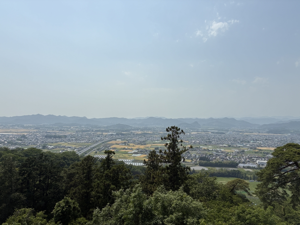 唐沢山城 天狗岩から佐野市田沼の町を眺望する。