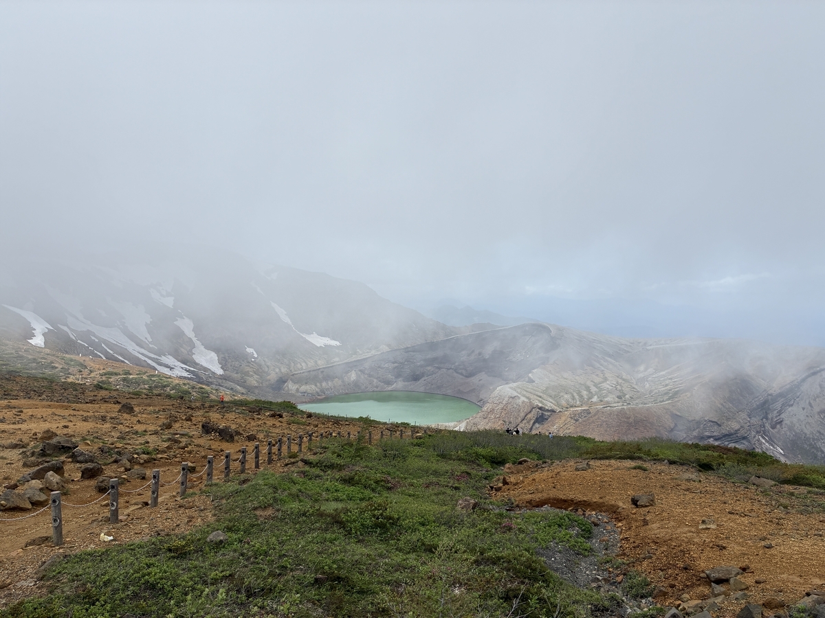 蔵王御釜。雲の隙間から見えてきた。