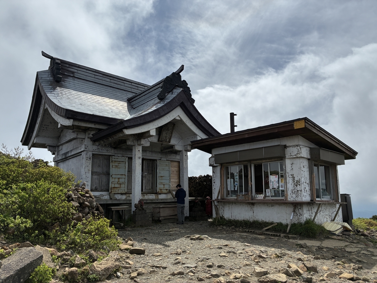 刈田嶺神社奥宮。刈田岳山頂に鎮座する。