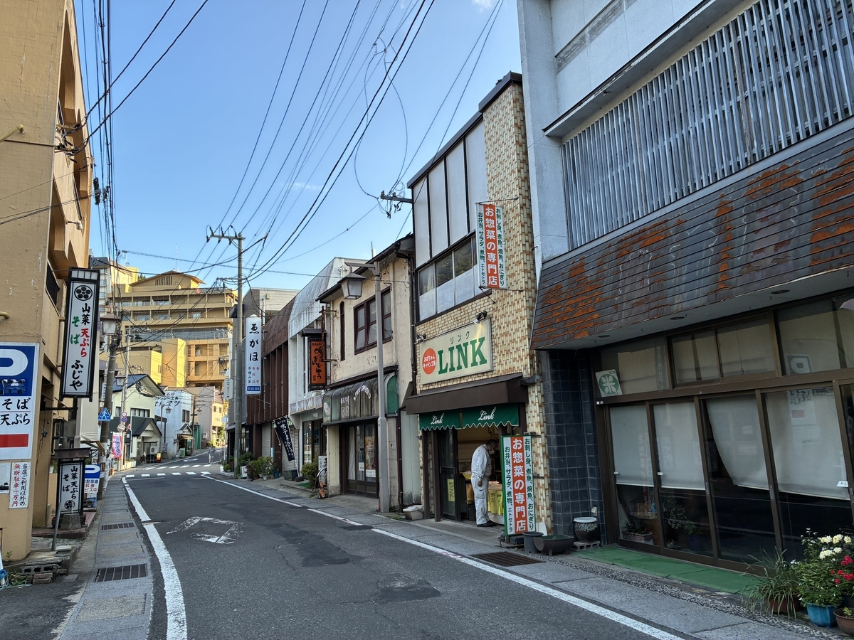 鳴子温泉街。時間の止まったような趣がある。