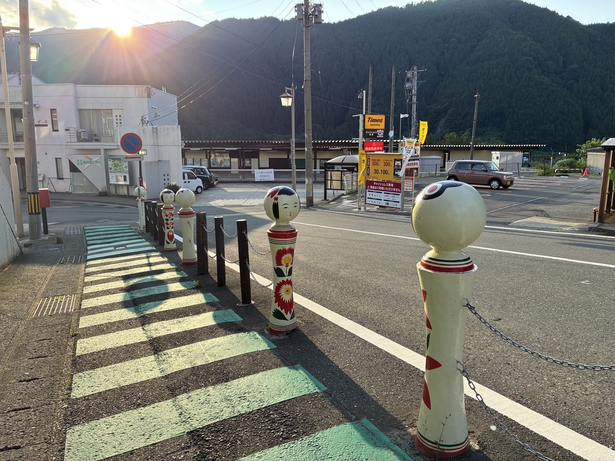 鳴子温泉駅への道にたたずむこけしたち。