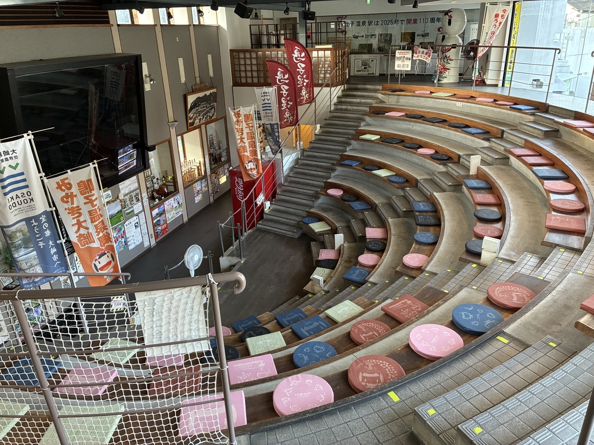 鳴子温泉駅構内。劇場型駅舎をコンセプトにギャラリーシアターが設けられた。