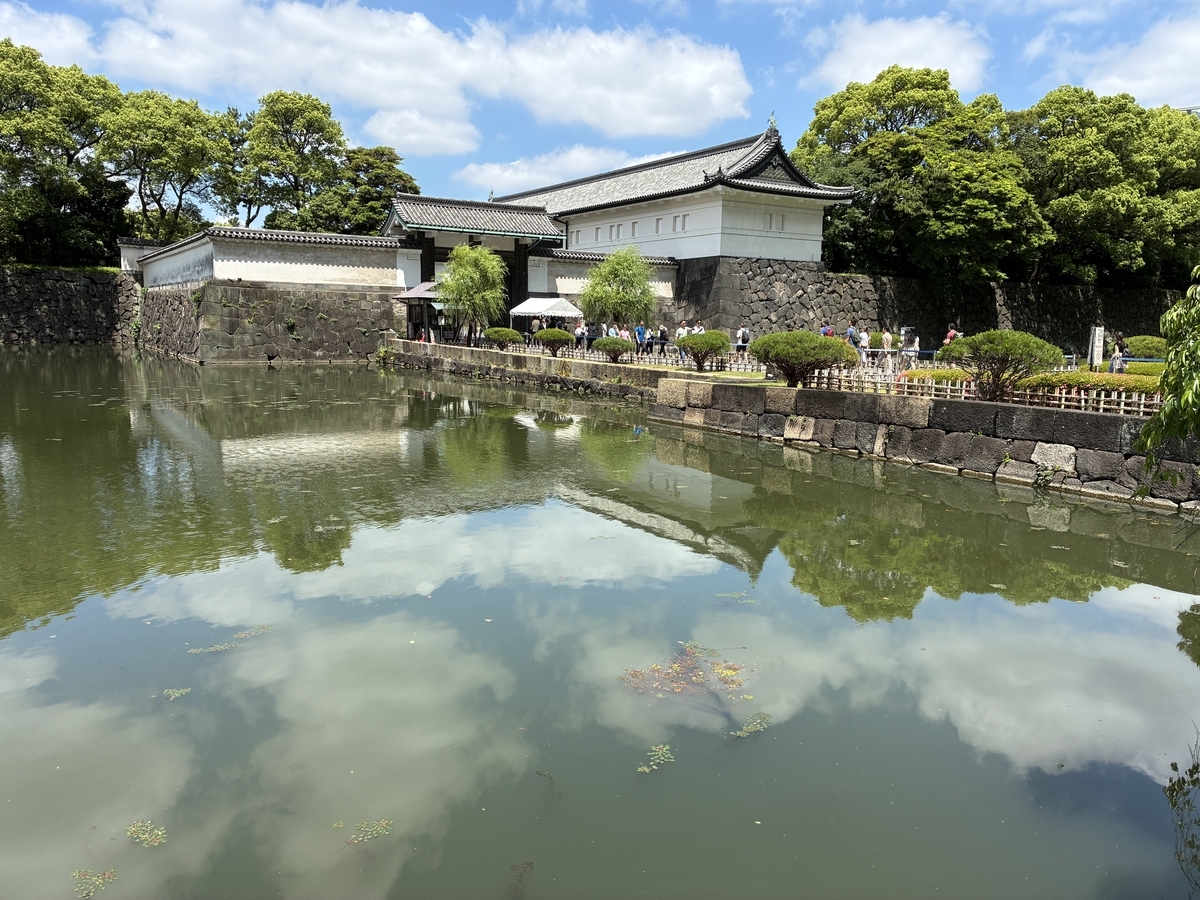 江戸城跡・桔梗濠から大手門を望む