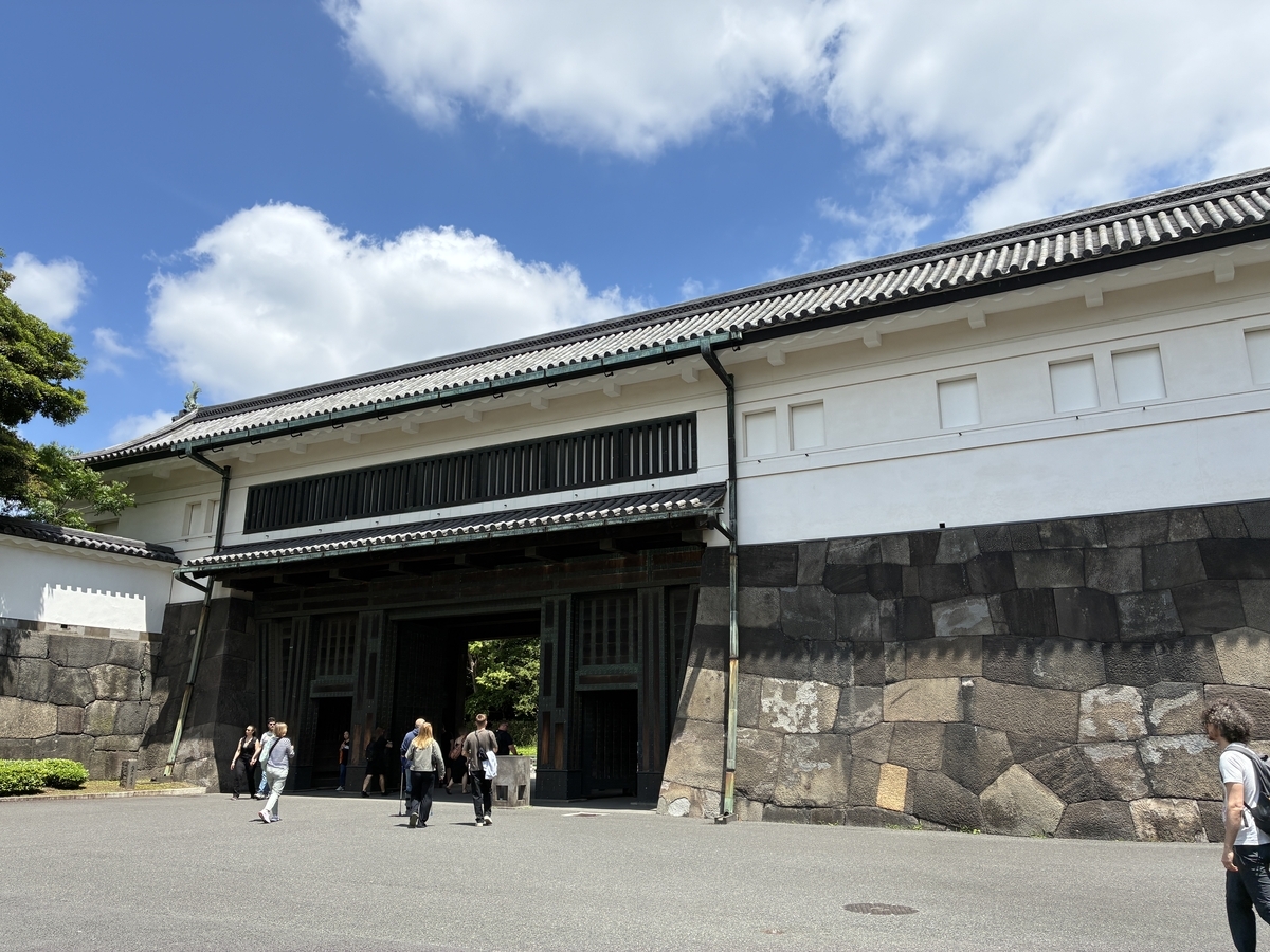 江戸城跡・大手門は空襲で焼失し、戦後再建された。