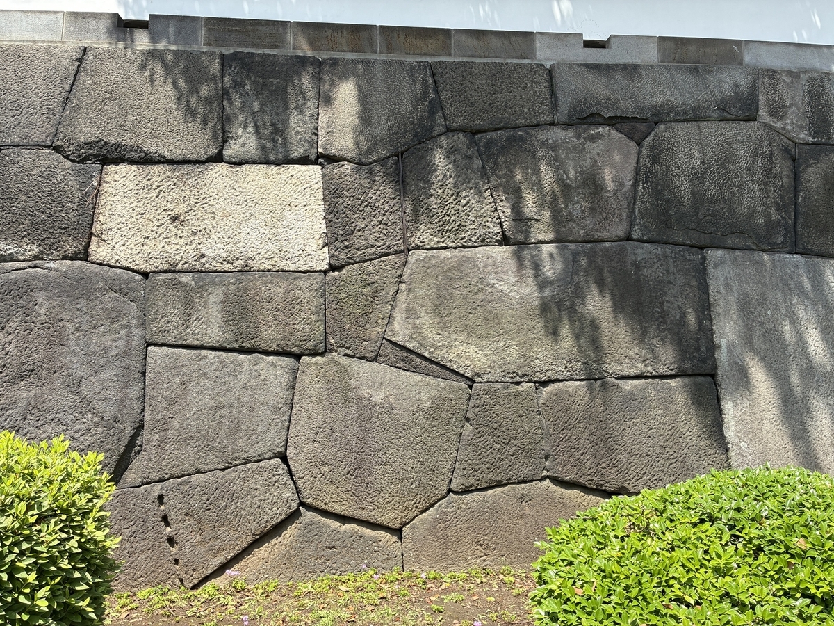 江戸城跡・大手門の石垣。切込接で積まれている。