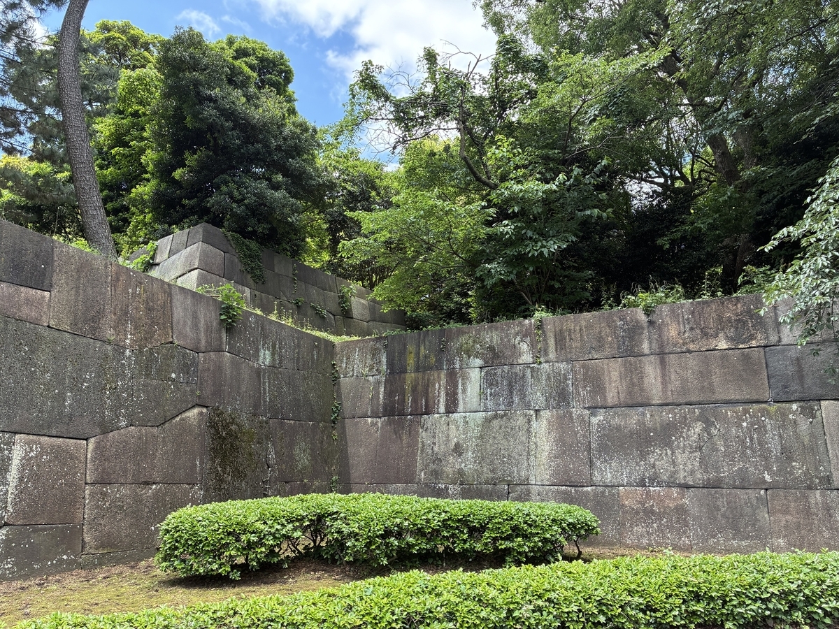 江戸城跡・中雀門前の石垣。櫓台も見られる。