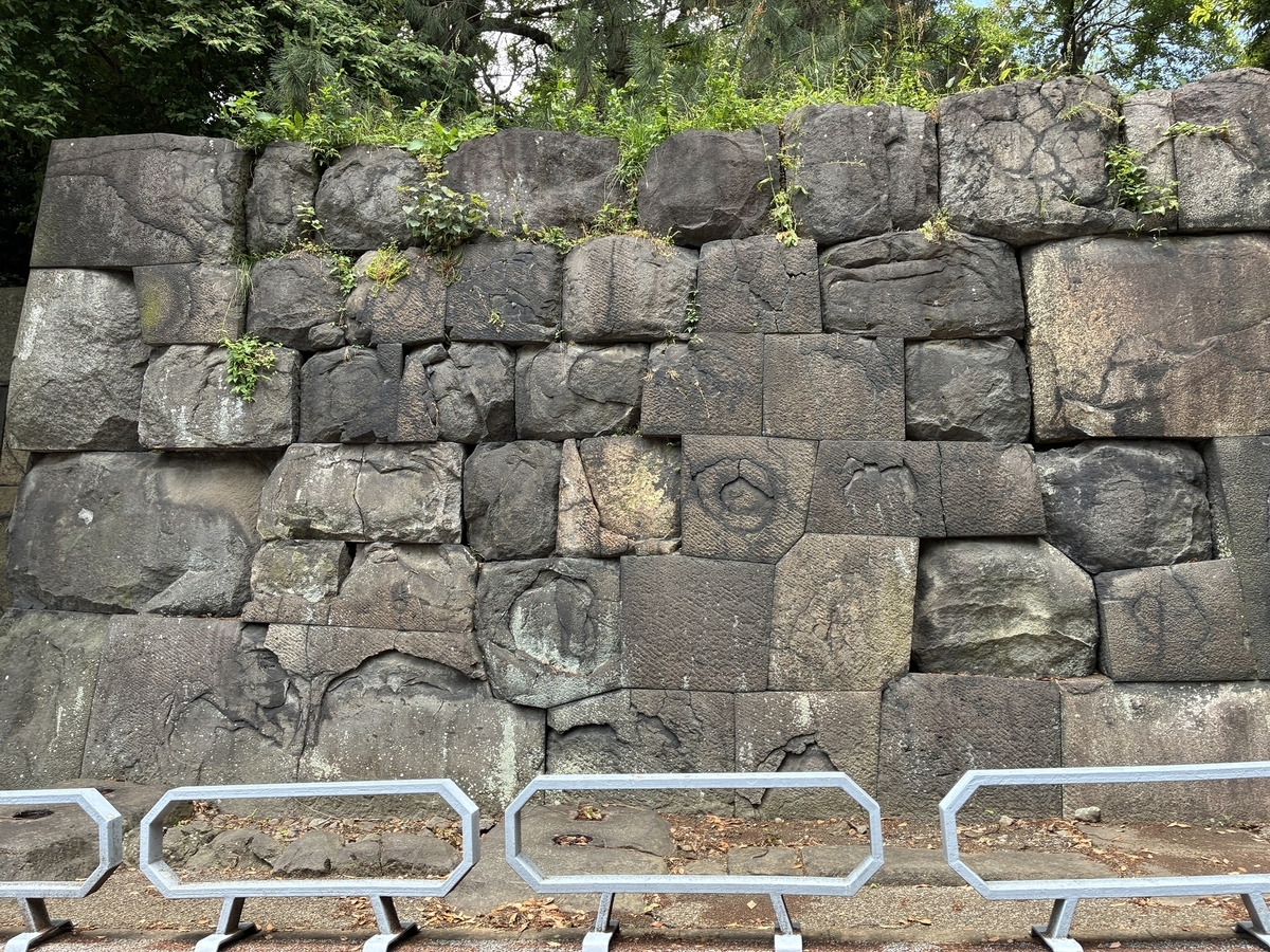 江戸城跡・中雀門。大火によって焼けただれている。