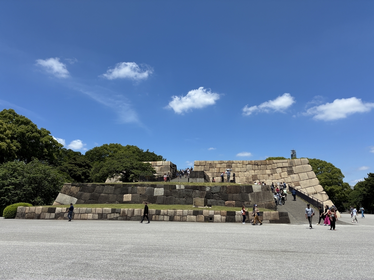 江戸城跡・天守台。巨大な石造りの建造物である。