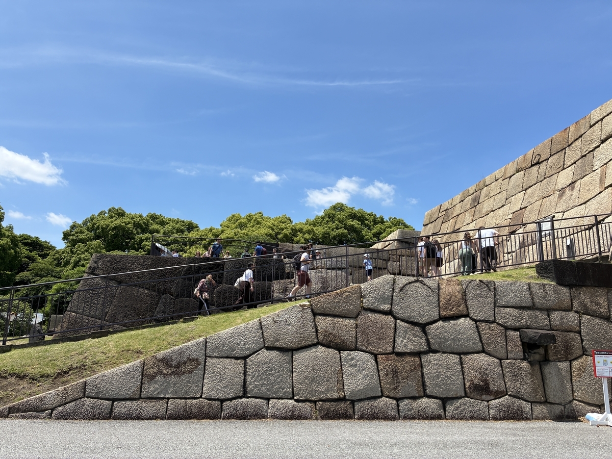 江戸城跡・天守台。勾配がけっこうある。