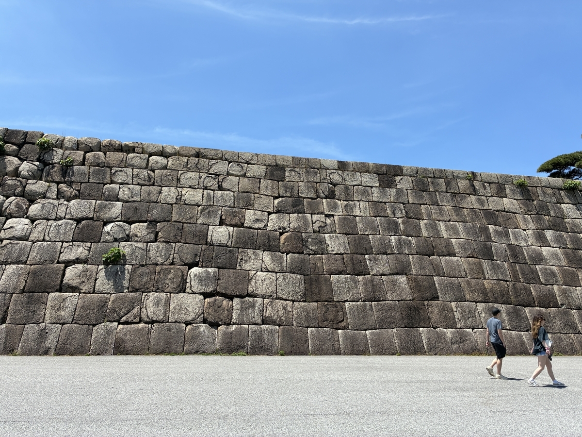 江戸城跡・天守台。石の壁のような長大さ。