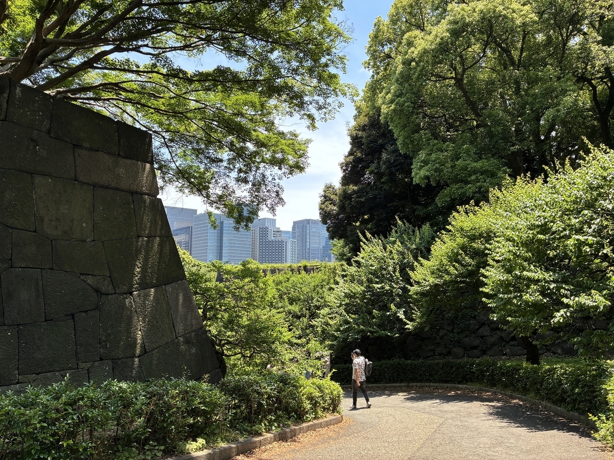 江戸城跡・梅林坂。平川門方面へ抜ける。