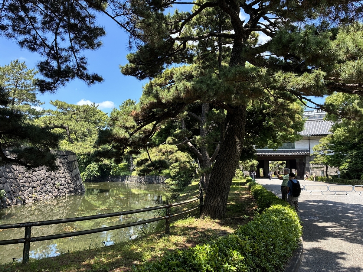 江戸城跡・平川濠。北の丸へ続いている。