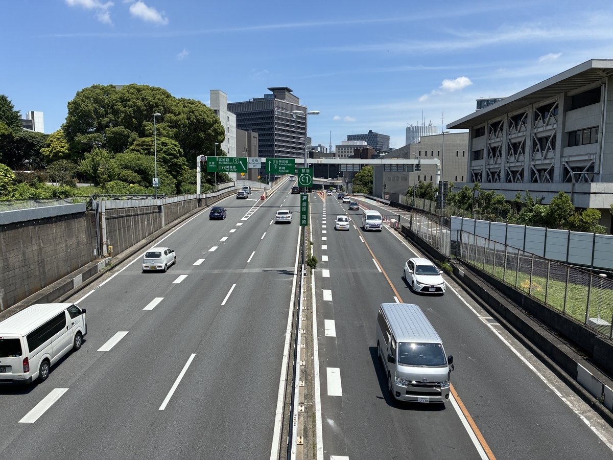 江戸城跡・北の丸。竹橋ジャンクションが横切っている。