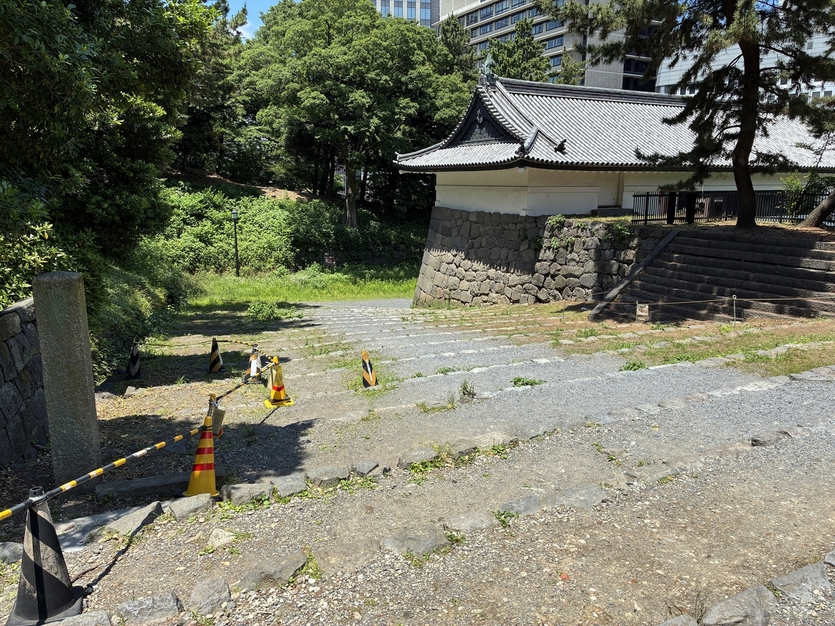 江戸城北の丸跡 重要文化財の清水門へ