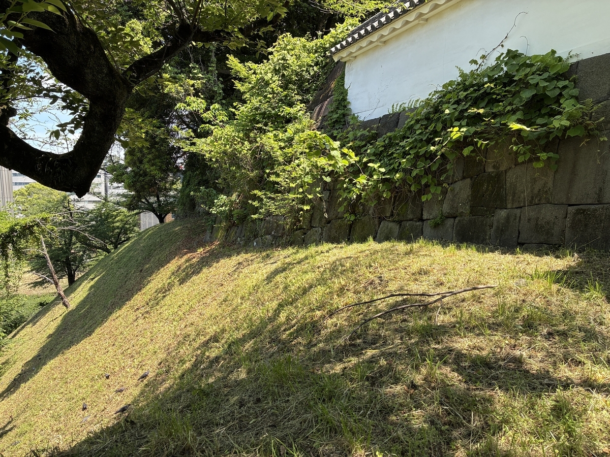 江戸城北の丸跡・田安門の鉢巻石垣（と腹巻土塁）