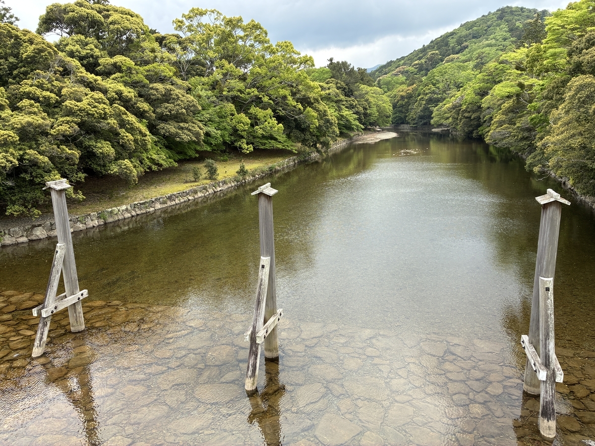伊勢神宮 宇治橋から五十鈴川、木除け杭を眺める