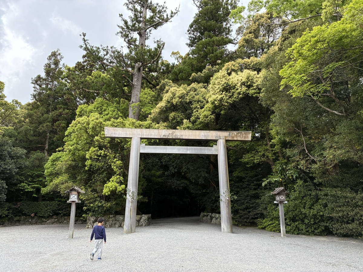 豊受大神宮 一の鳥居 夕方の時間帯は薄暗い。