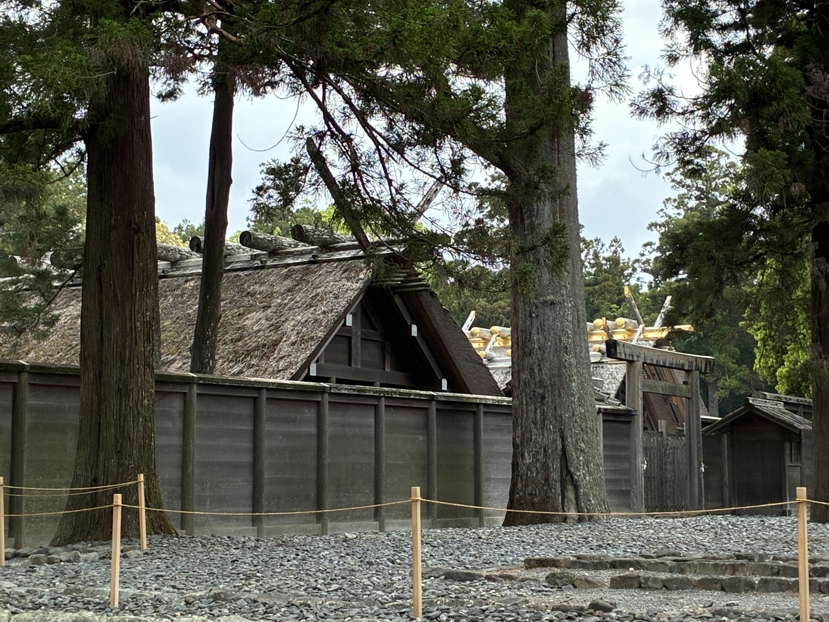 伊勢神宮・外宮。内宮同様に本殿は隠れてよく見えない。