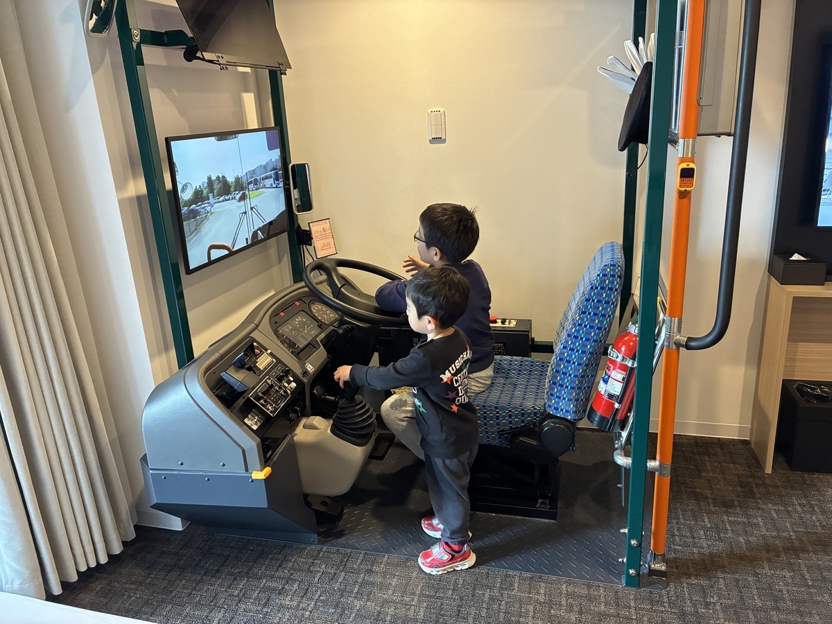 「別館」Grande バス運転席で運転手になり切る長男