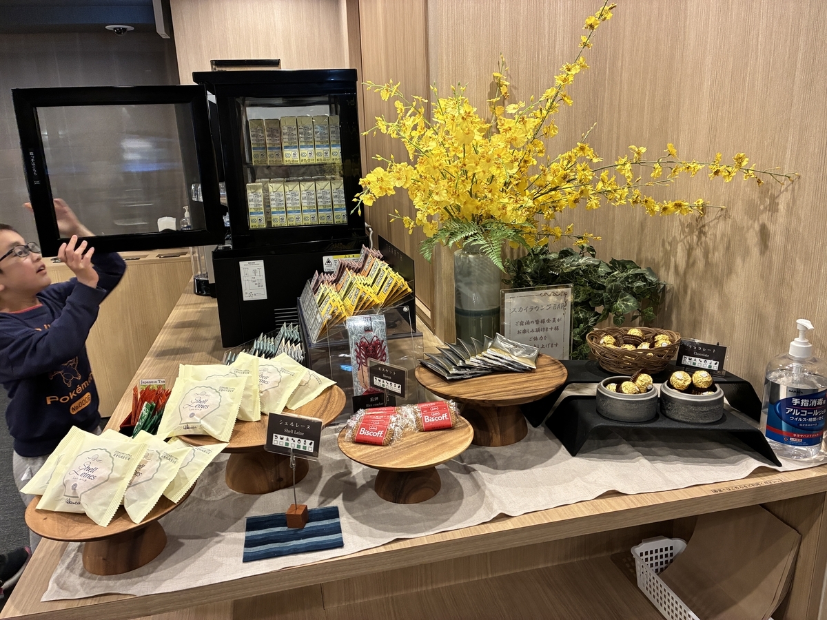 「別館」GrandeのスカイラウンジBAR 飲み物やお菓子が置かれている。