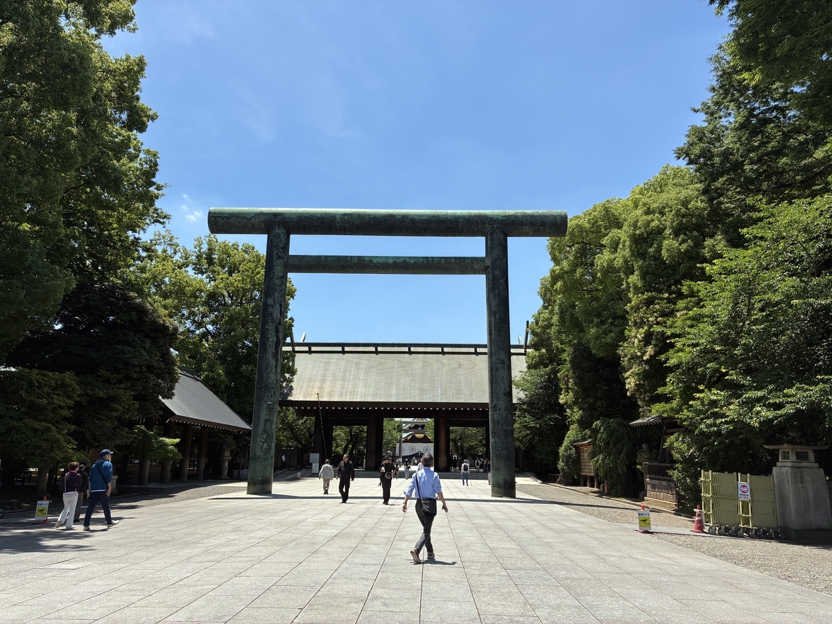 靖国神社　第二鳥居と拝殿