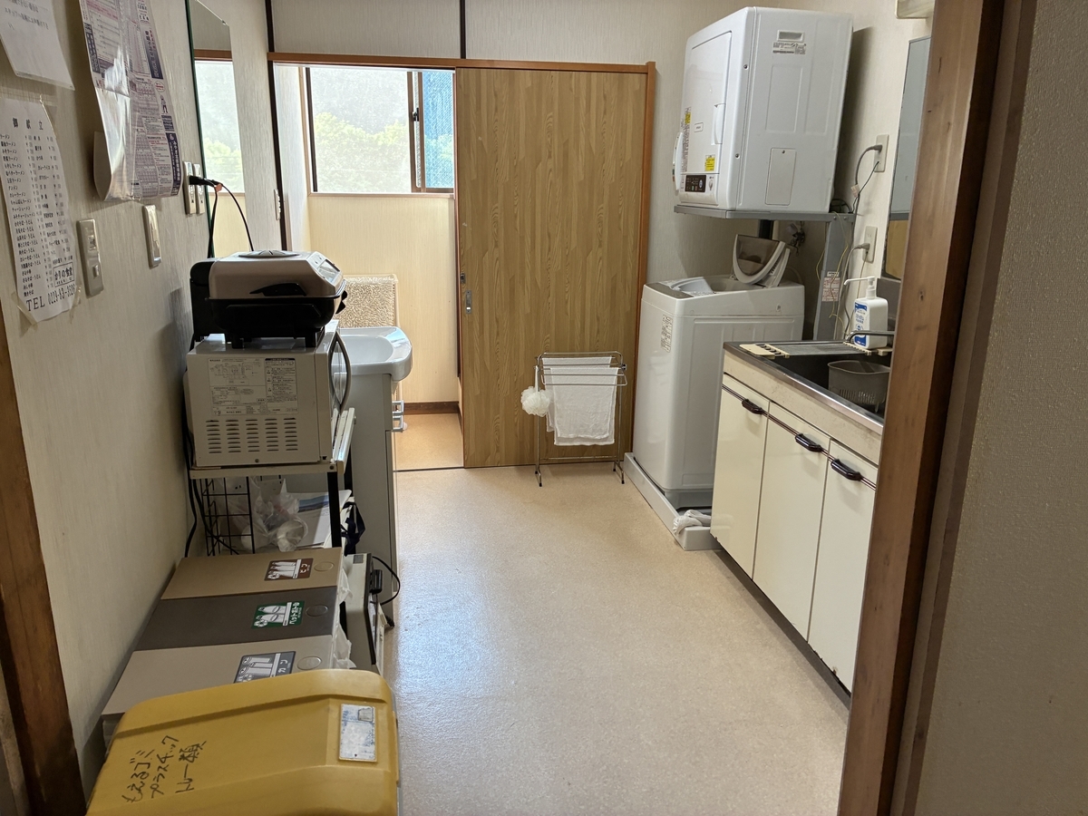 東多賀の湯 シャワー室、トイレ、洗面台、ゴミ箱が置かれた共用スペース