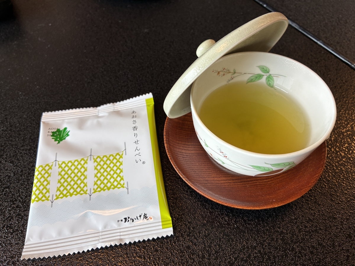 賢島の宿 みち潮の部屋でお茶と菓子を頂く。